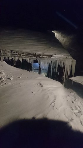 Eiszapfen an der Hütte