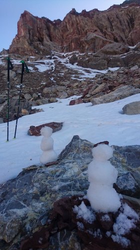 Schneemännerfreunde mit Irokesen-Steinen