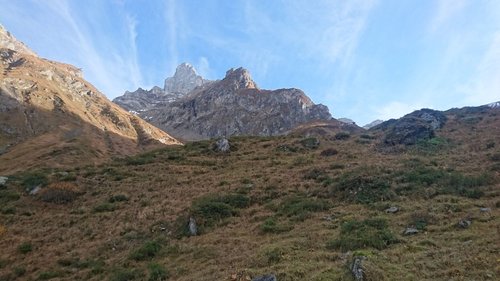 Blick zurück auf die Holzgauer Wetterspitte und die Hütte