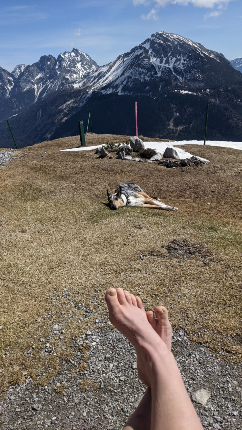 Chillen bei warmen Temperaturen vor der Hütte